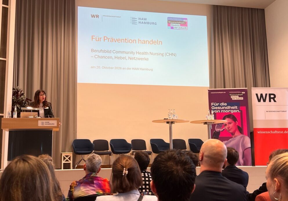 Prof. Dr. Uta Gaidys, Mitglied des Wissenschaftsrates und Dekanin der Fakultät Gesundheit der HAW Hamburg, Professorin für Pflegewissenschaft begrüßt die Teilnehmenden der Fachtagung des Wissenschaftsrates „Für Prävention handeln – Berufsbild Community Health Nursing (CHN) – Chancen, Hebel, Netzwerke“